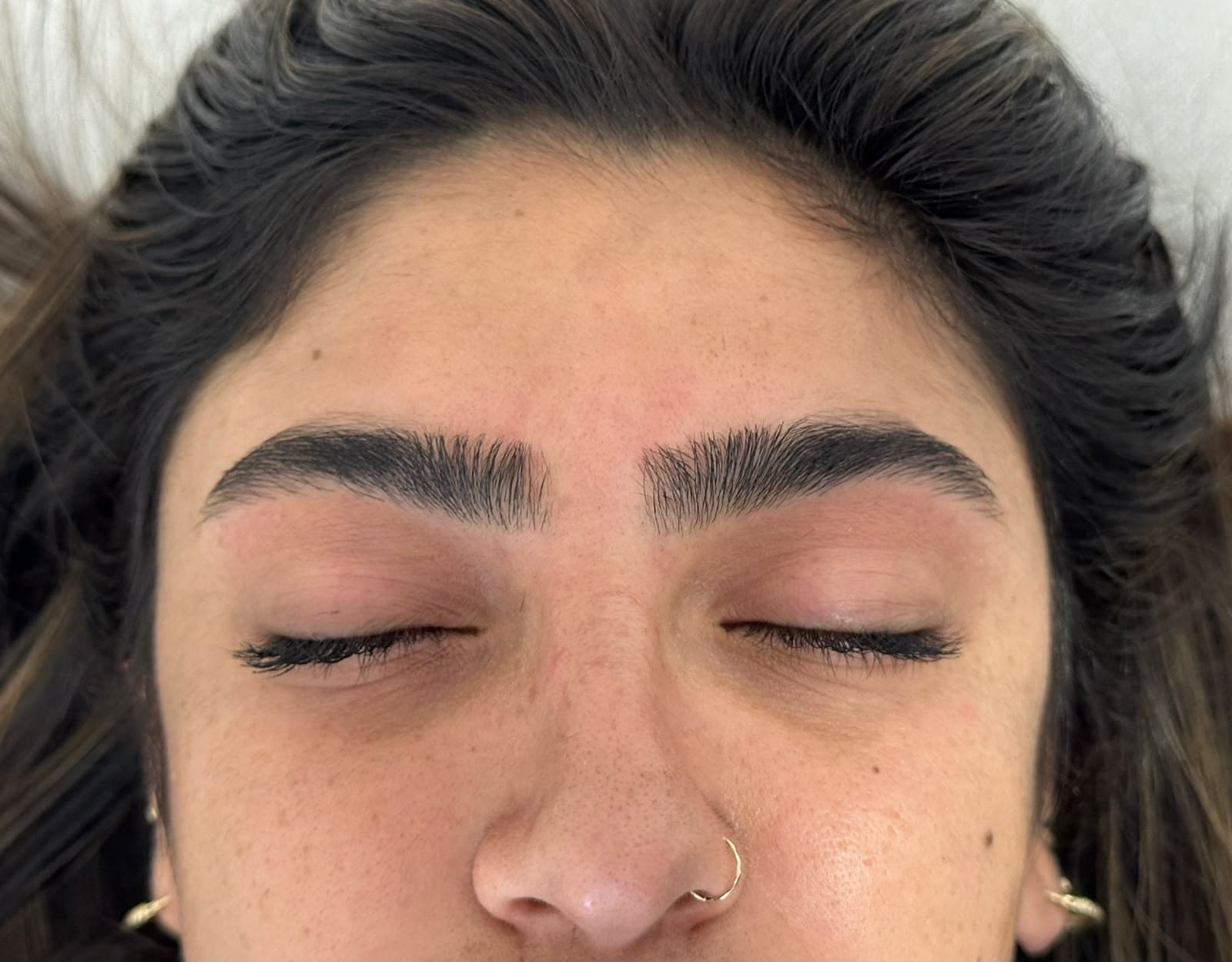 גבות בעיצוב אישי — עבודה של EGO Cosmetics