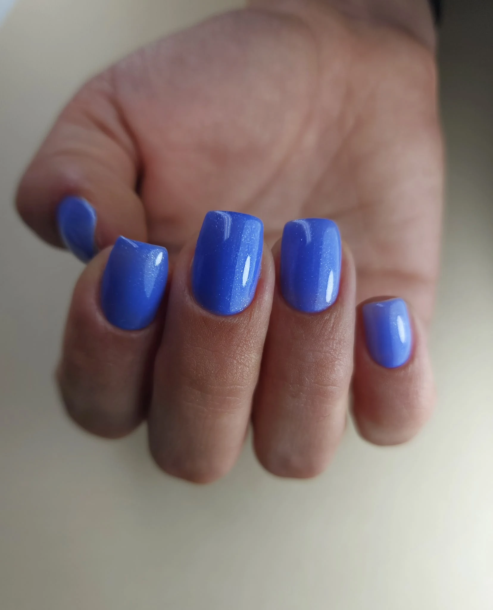 לק כחול בגימור עדין — עבודה של EGO Cosmetics