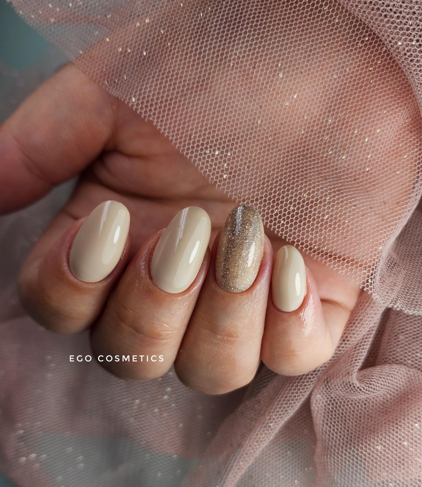לק קרם עם נגיעת נצנוץ — עבודה של EGO Cosmetics