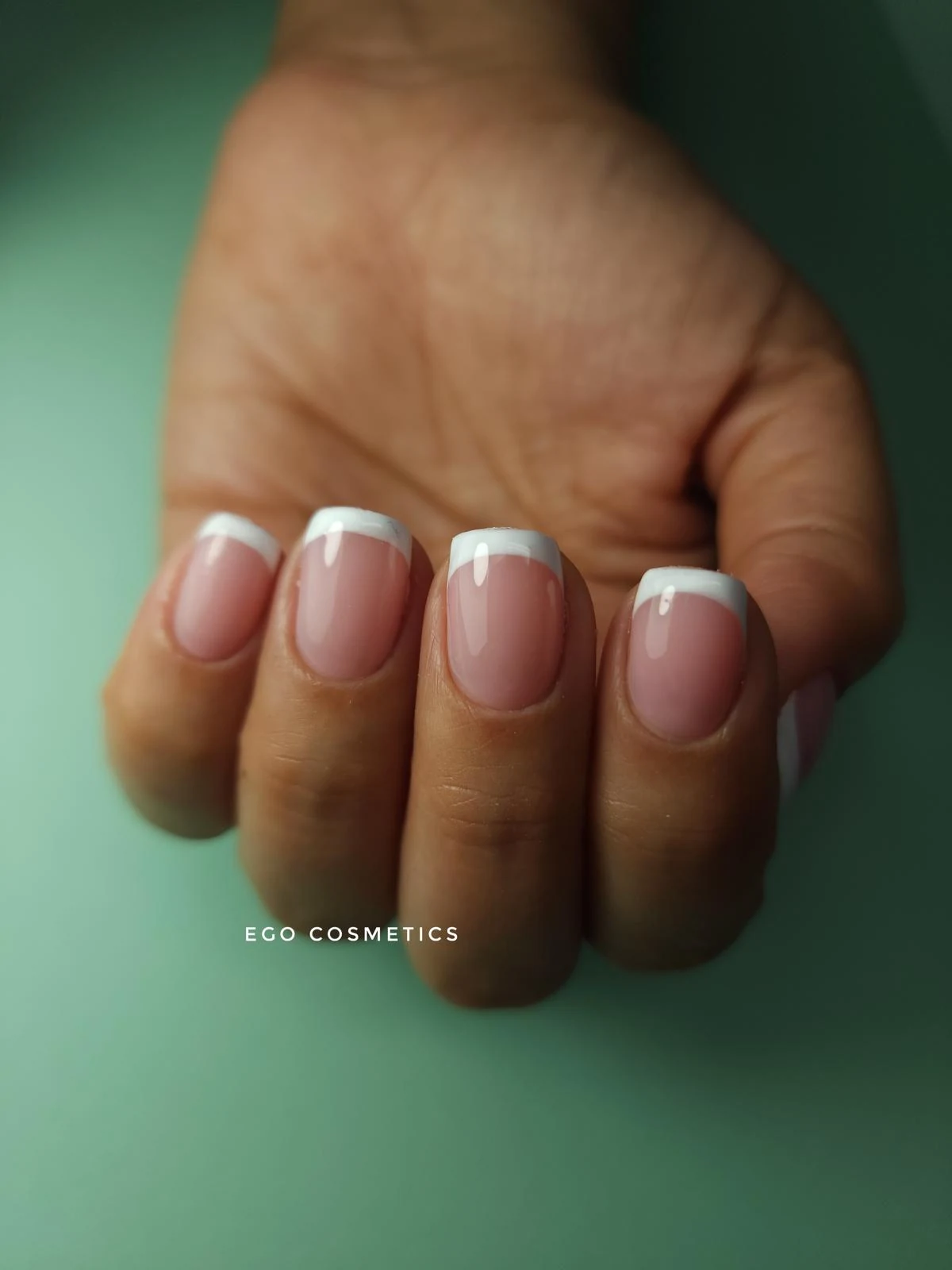 פרנץ׳ לבן קלאסי — עבודה של EGO Cosmetics
