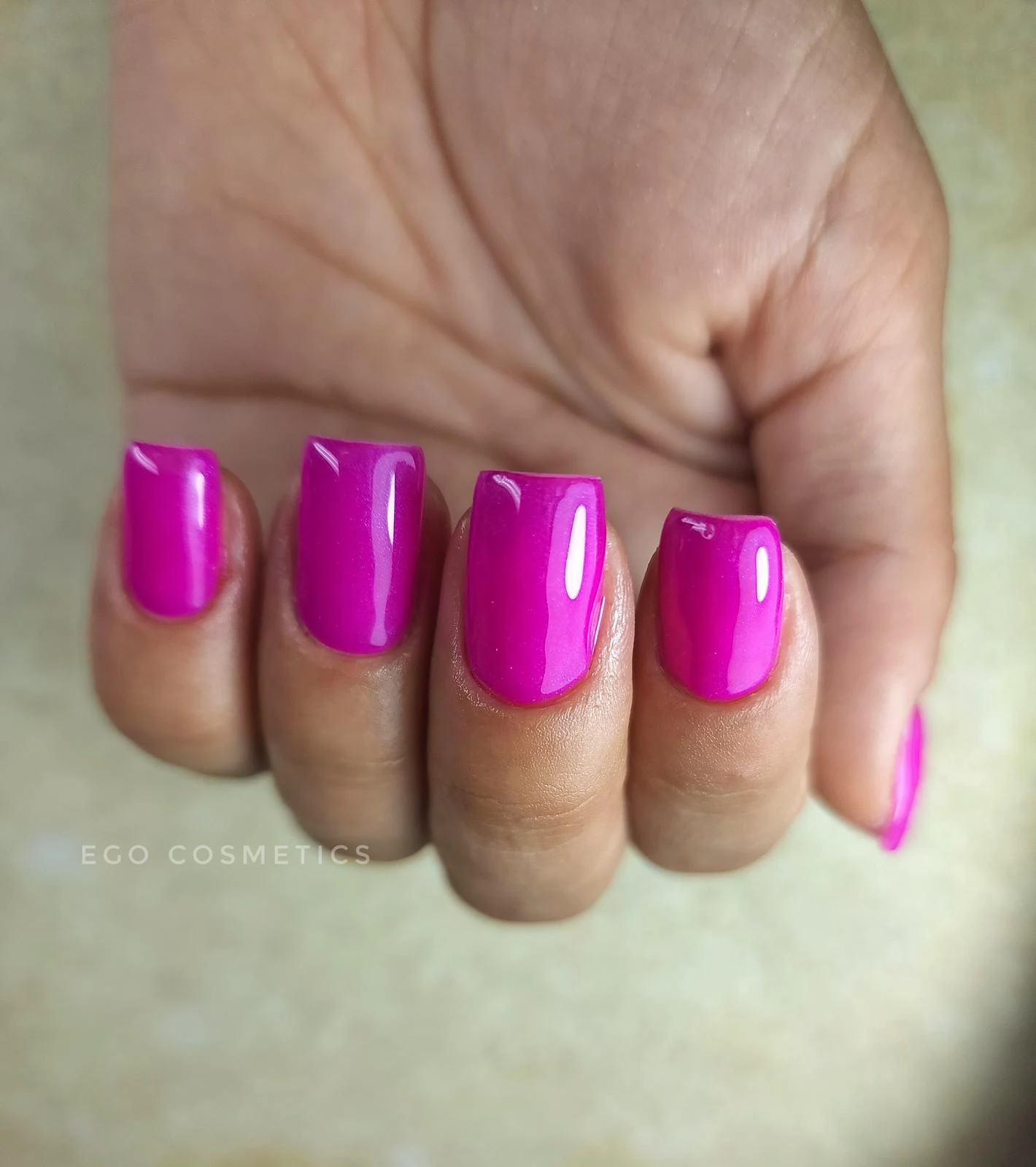 לק פוקסיה בוהק — עבודה של EGO Cosmetics