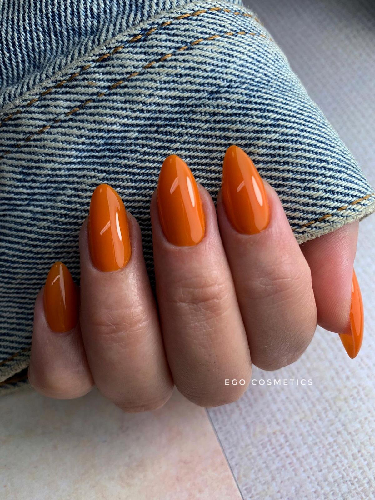 לק כתום בגימור מבריק — עבודה של EGO Cosmetics