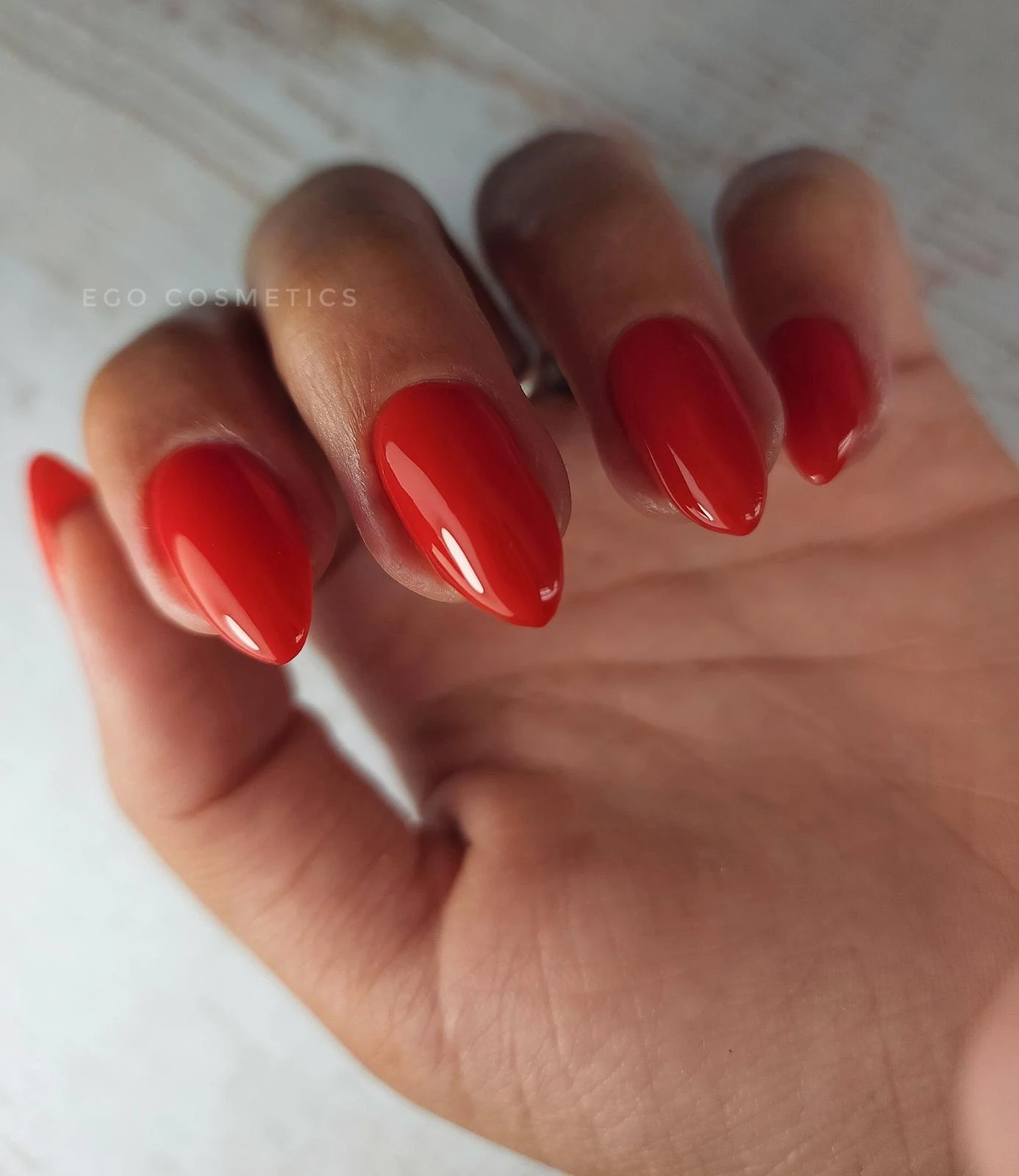 לק אדום בגימור מבריק — עבודה של EGO Cosmetics