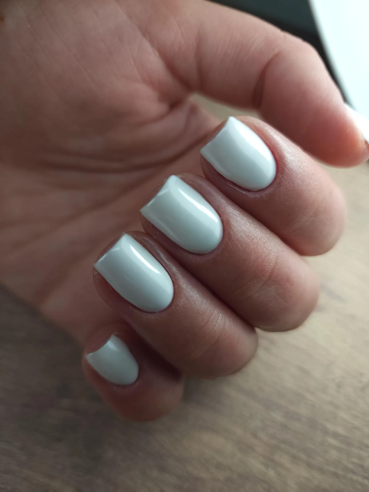 לק לבן נקי — עבודה של EGO Cosmetics